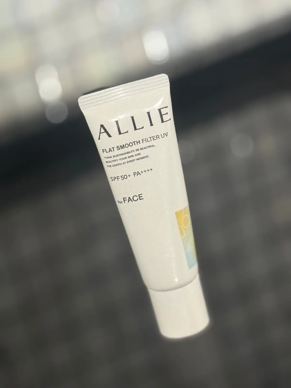 ALLIEブランドのフェイス用UVクリームチューブ。白色の容器に「FLAT SMOOTH FILTER UV」と記載され、SPF50+ PA++++と表記されている。