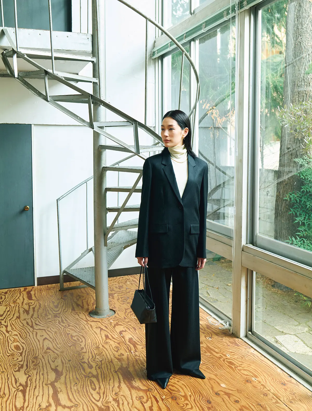 黒の美しさがきわだつ このうえなく静せい謐ひつな一着