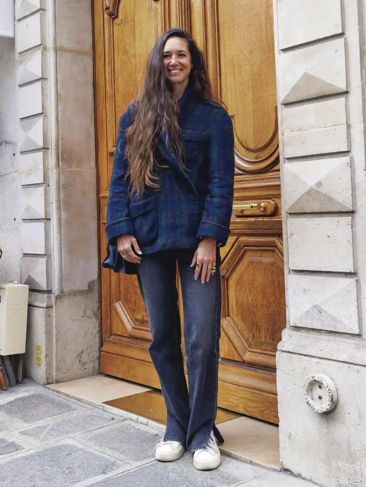 白スニーカー　柄ジャケット デニムコーデ　海外ファッションスナップ