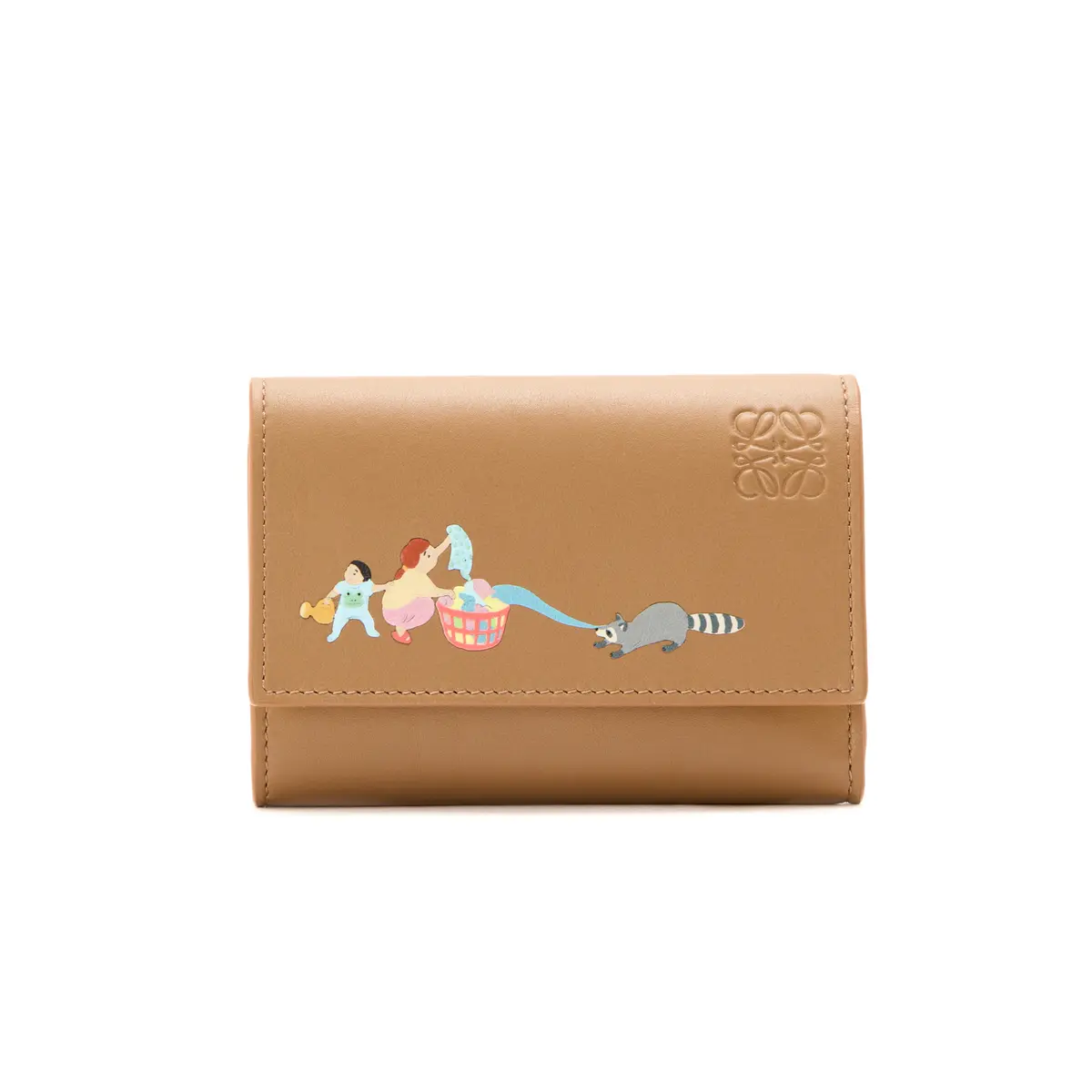 ロエベとスナ・フジタのコラボレーションアイテム　洗濯物を干す母子とその横で遊ぶアライグマの絵が描かれた財布