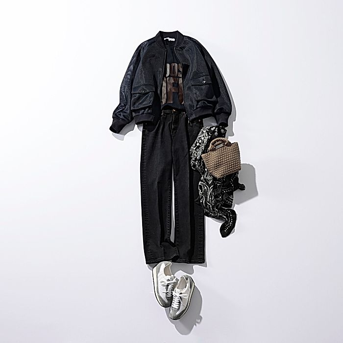 黒のボンバージャケット、プリントTシャツ、ストレートジーンズ、白いスニーカーが並ぶファッションコーディネート。バゲットバッグと柄物のスカーフも添えられている。白背景。