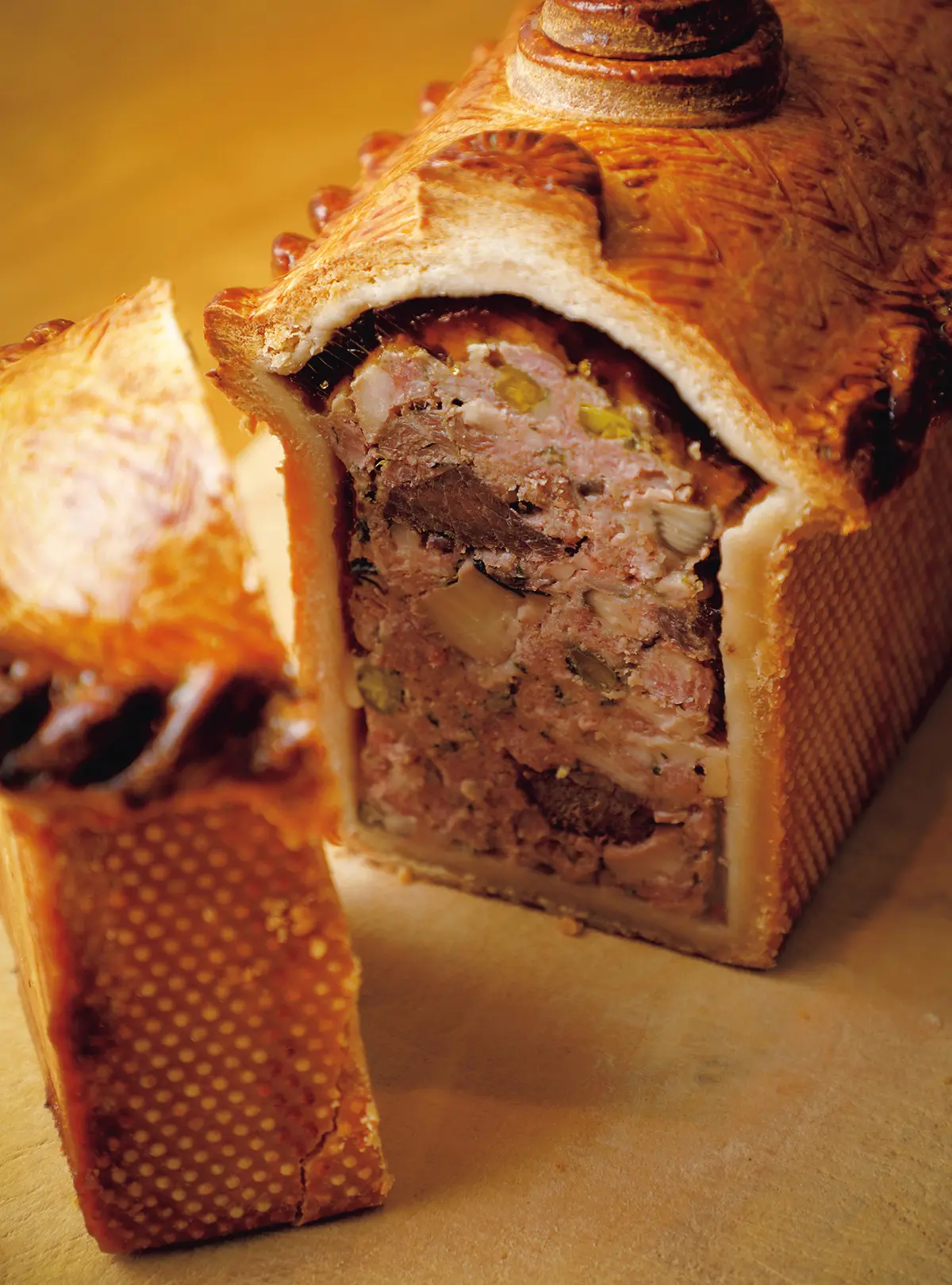 昼夜ともにコースの前菜で選べ るパテアンクルート。夜のコース ¥6,000 〜