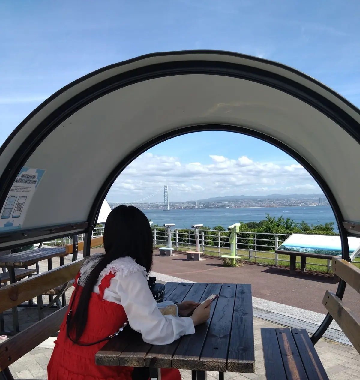 テーブルの奥に見えるのが明石海峡大橋