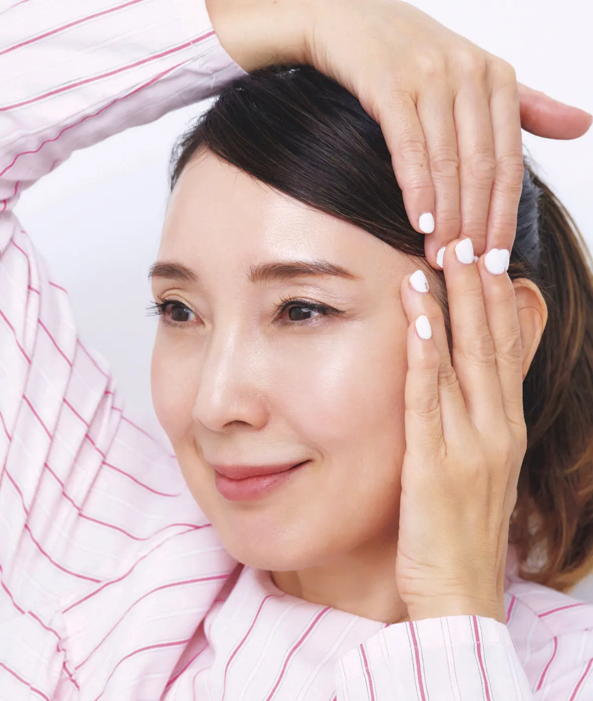 シワの入る場所すべてに アイケアをなじませて