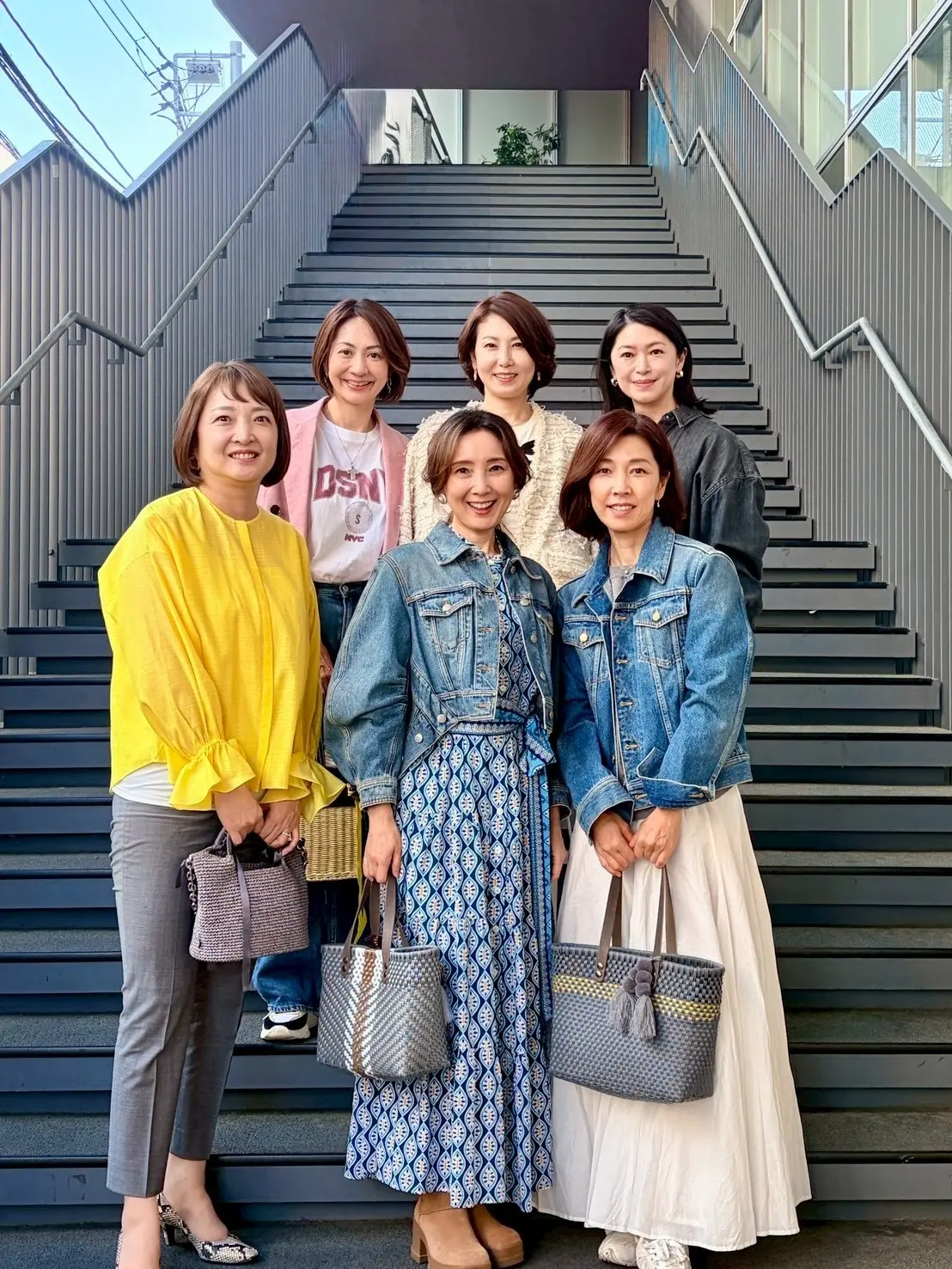 50代コーデ｜リボンTシャツ×白パンツでの画像_8