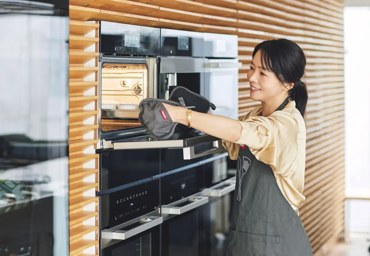 冨田晶子さん　「一度に複数の料 理を、オーブン任せで作れます。子 育て中のかたにも、これから夫婦 ふたりの生活に戻るかたにも、きっと頼りになるはず」