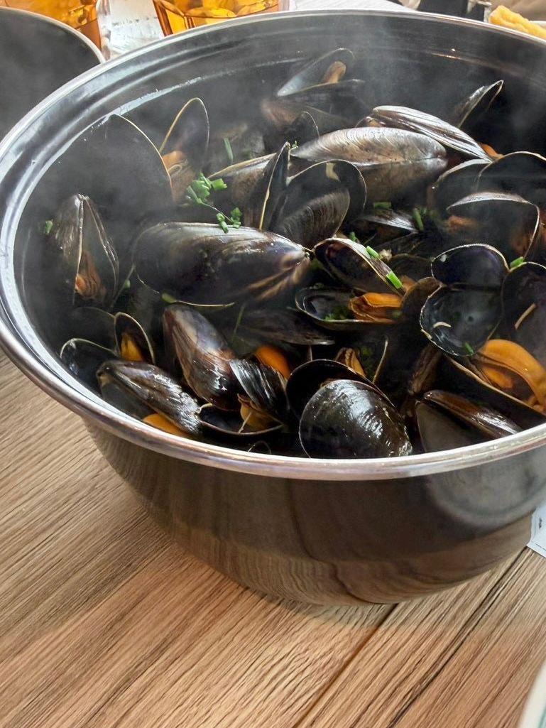 「LES TERRASSES DE LA BAIE Brasserie」オムレツとムール貝ランチ