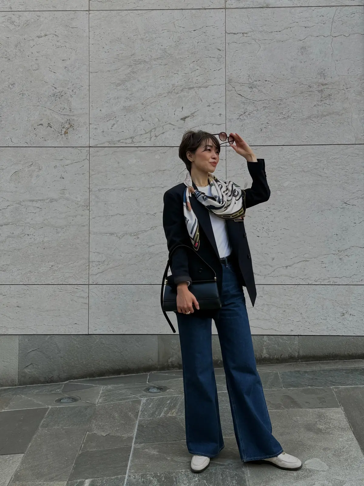 春の装いを引き立てる大人のスカーフスタイの画像_1