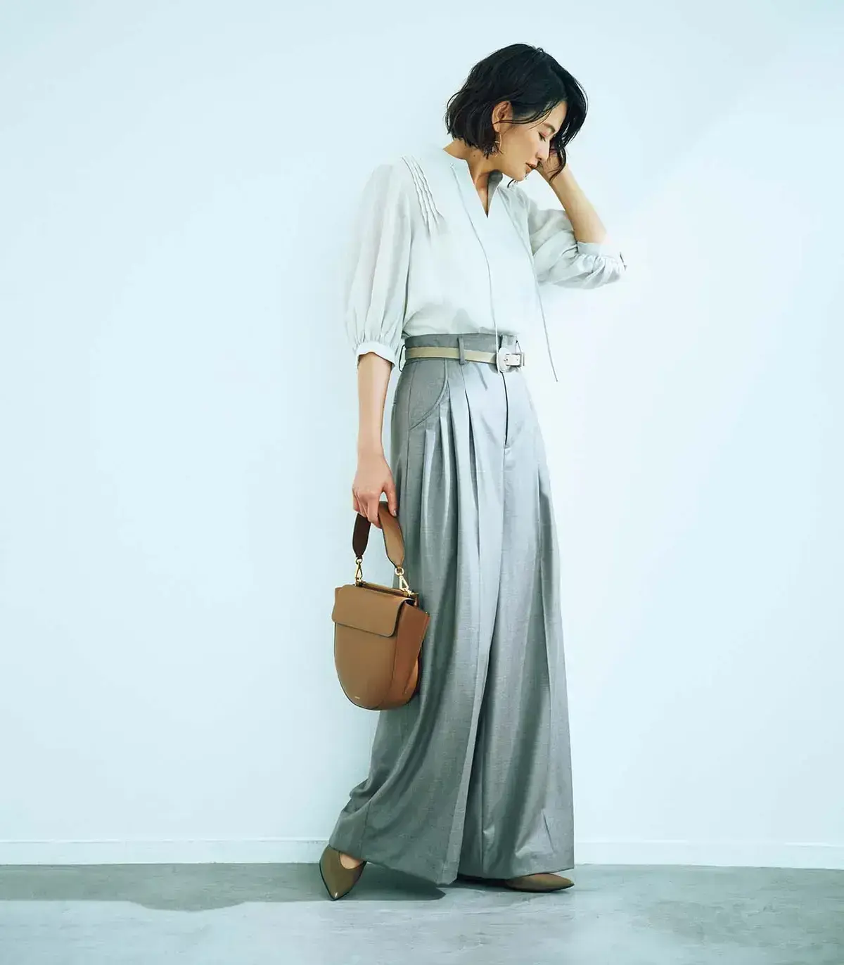 贅沢なドレープと極上のツヤで、ここまで華やかなパンツは快挙！主役を張れる一枚　 50代　3月　春ファッション