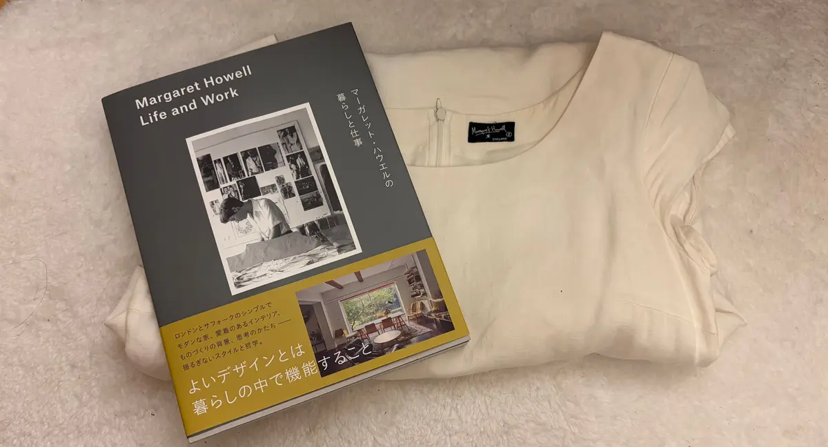 Margaret Howellの書籍と白いリネンのワンピース