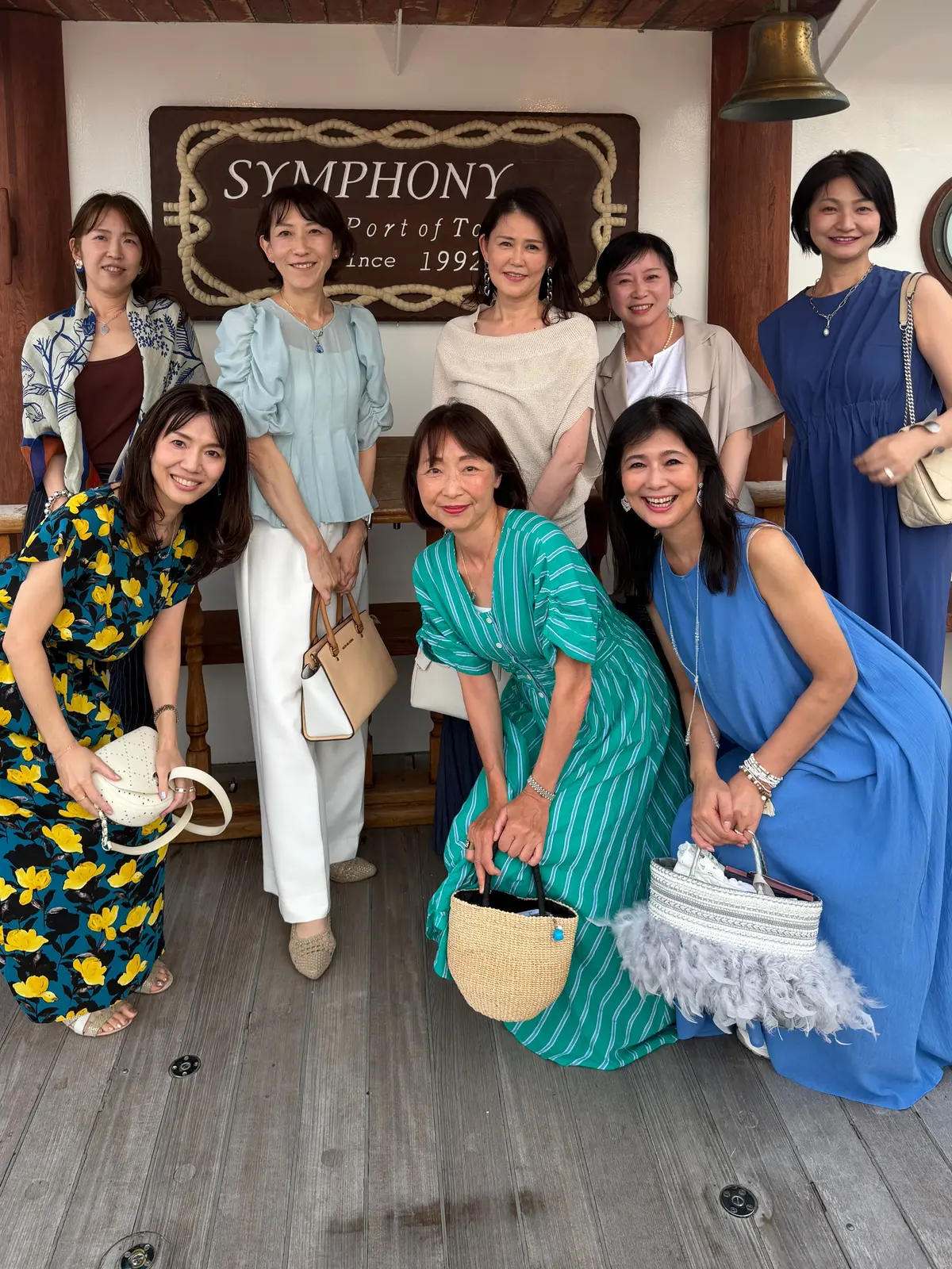 シンフォニークルーズ船上での記念撮影