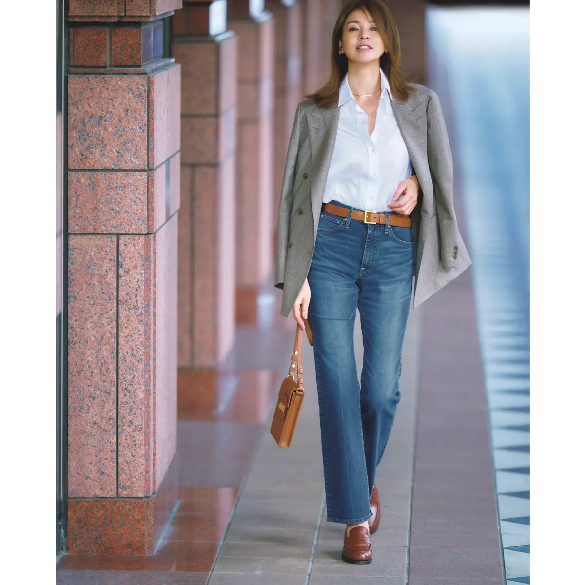 白シャツにグレーのジャケットをはおり、ブルーデニムパンツを合わせたコーディネート　モデル・SHIHO