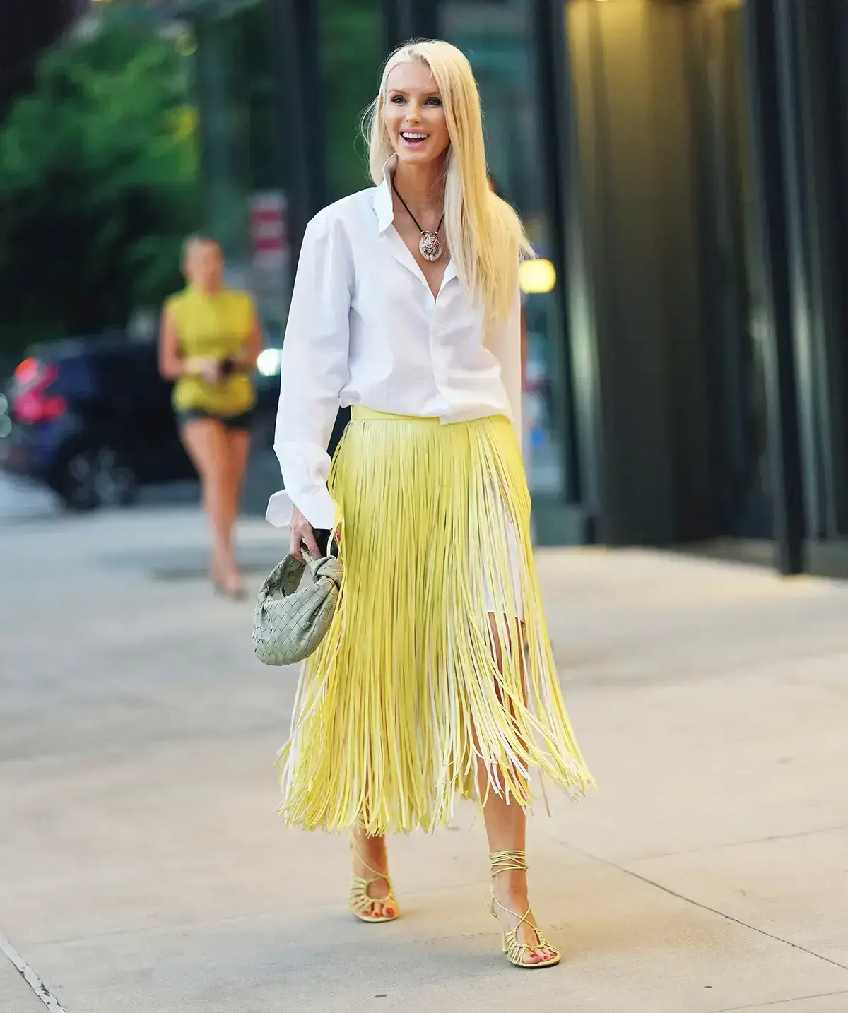 幸福オーラ満点の白×レモンイエローの着こなし