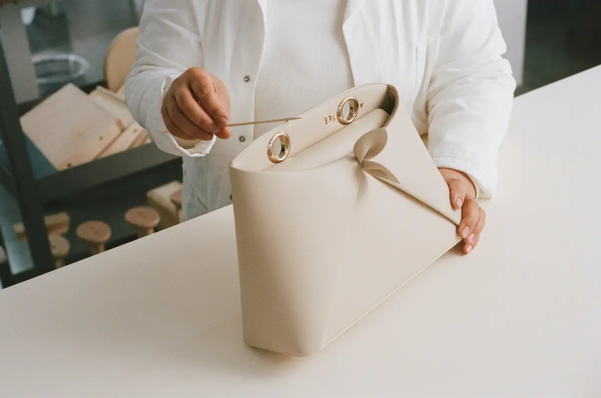 バッグ「ディオール シガール」を職人が手作業で仕上げている様子