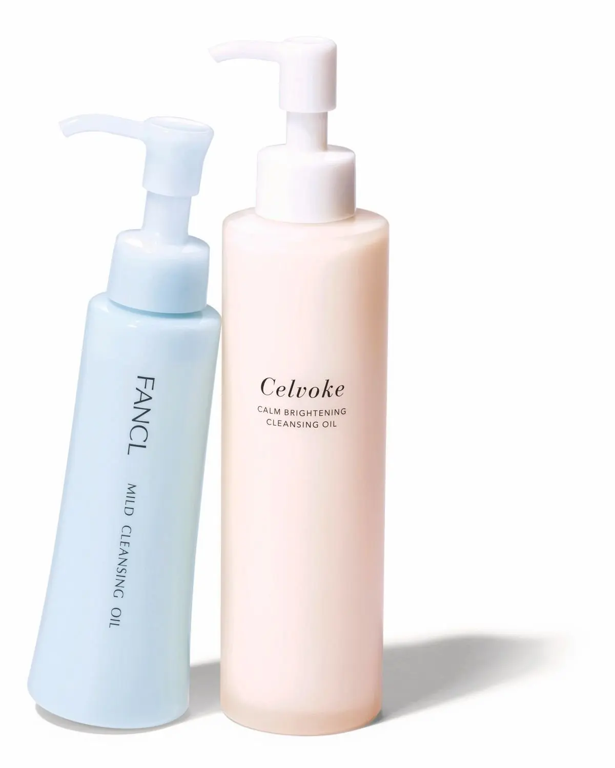 青と白、ベージュと白の2本の洗顔オイルボトルが並んでいる。左は「FANCL」のMild Cleansing Oil、右は「Celvoke」のCalm Brightening Cleansing Oil。それぞれポンプ式容器で、シンプルなデザイン。