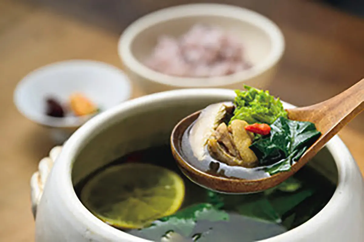 コースの「養生鍋」 は、春はほうれん草と菜の花の「緑鍋」を提供