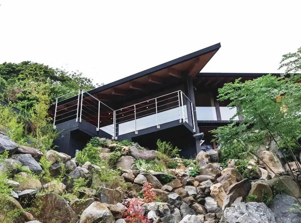 歴史ある石垣を再構築した土地に立つ