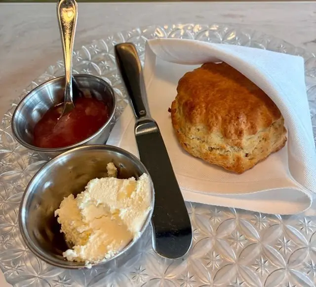 ビスケットとバターとケチャップの小皿が配置されたガラスプレート
