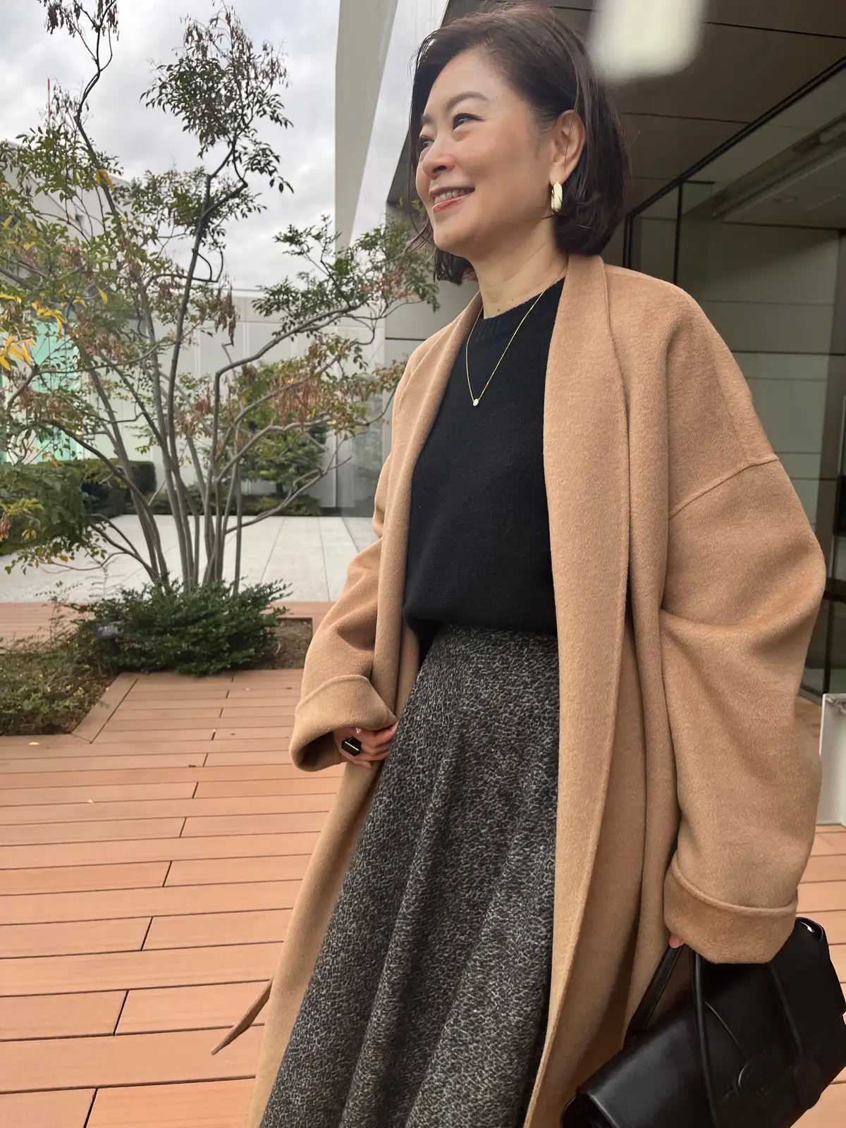 三尋木奈保さん ベージュコートのインに着た黒アイテム ニット　スカート