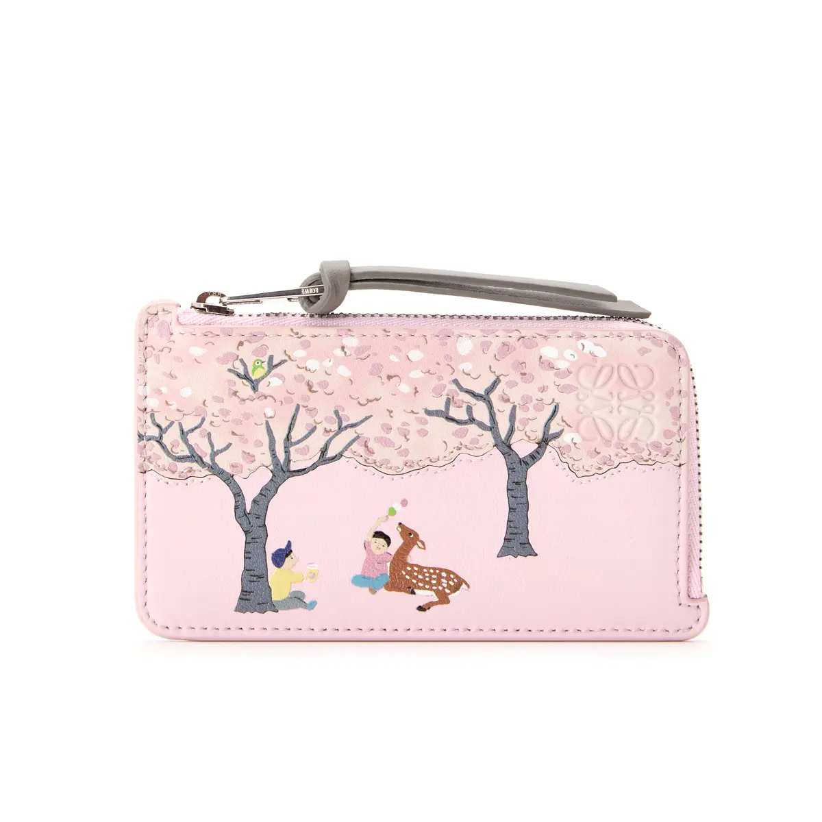 ロエベとスナ・フジタのコラボレーションアイテム　桜とシカ、子どもの絵が描かれたライトピンクのカードケース