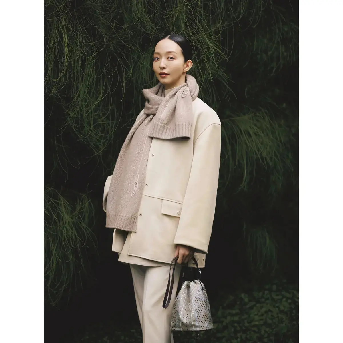 ベージュで作るワントーンコーデで、ぬくもりと気品を感じさせるコーディネートに。気温8℃｜2/2(月)【40代・50代の毎日コーデ】