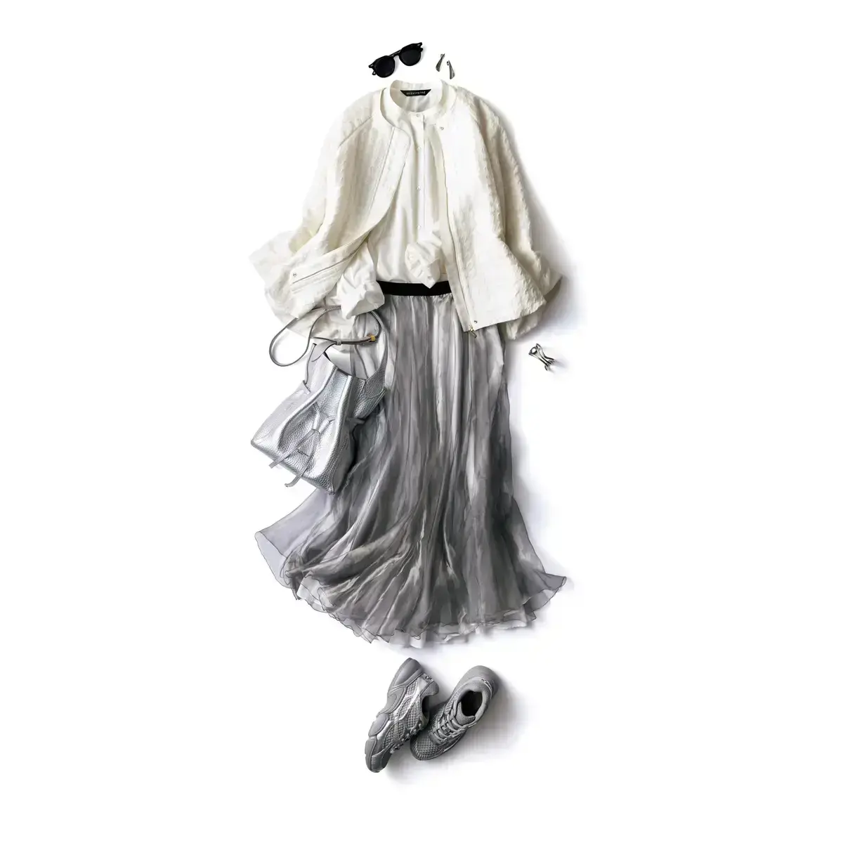 ノーブルでありながら、今どき感も満点。プラチナカラーの洗練効果