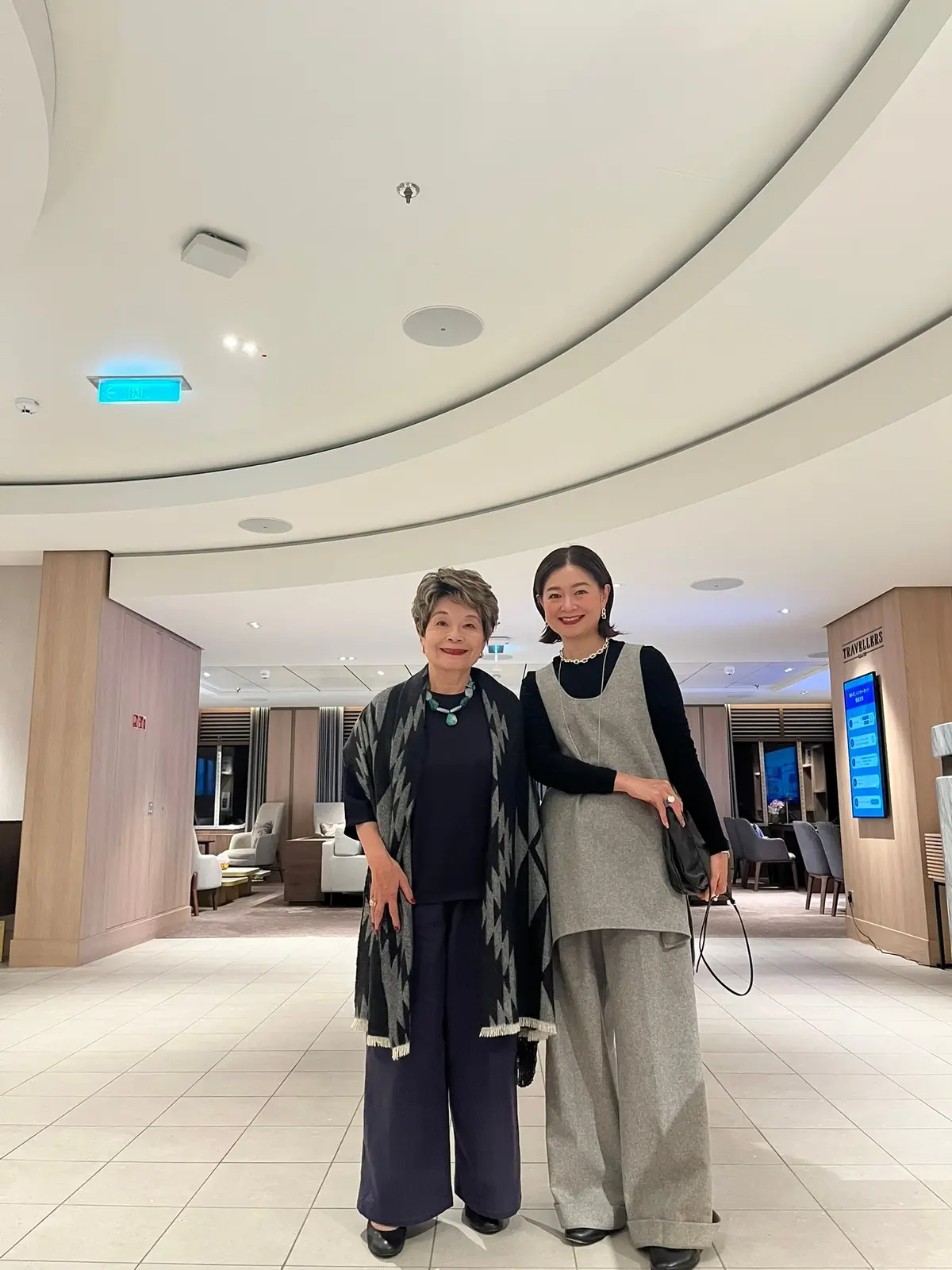 三尋木奈保さん、クルーズ旅のコーデ　＜私＞ベスト・パンツ／CHIEKO ＋　バッグ／ザ ロウ　＜母＞ブラウス／TOMORROWLAND　パンツ／レリアン