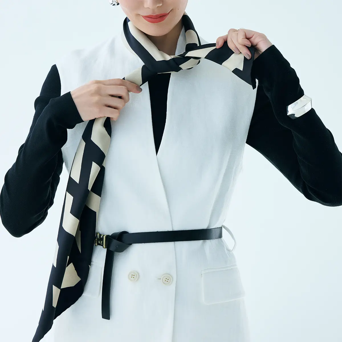 短いほうをねじるような要領 で、首の前で軽く1回結ぶ