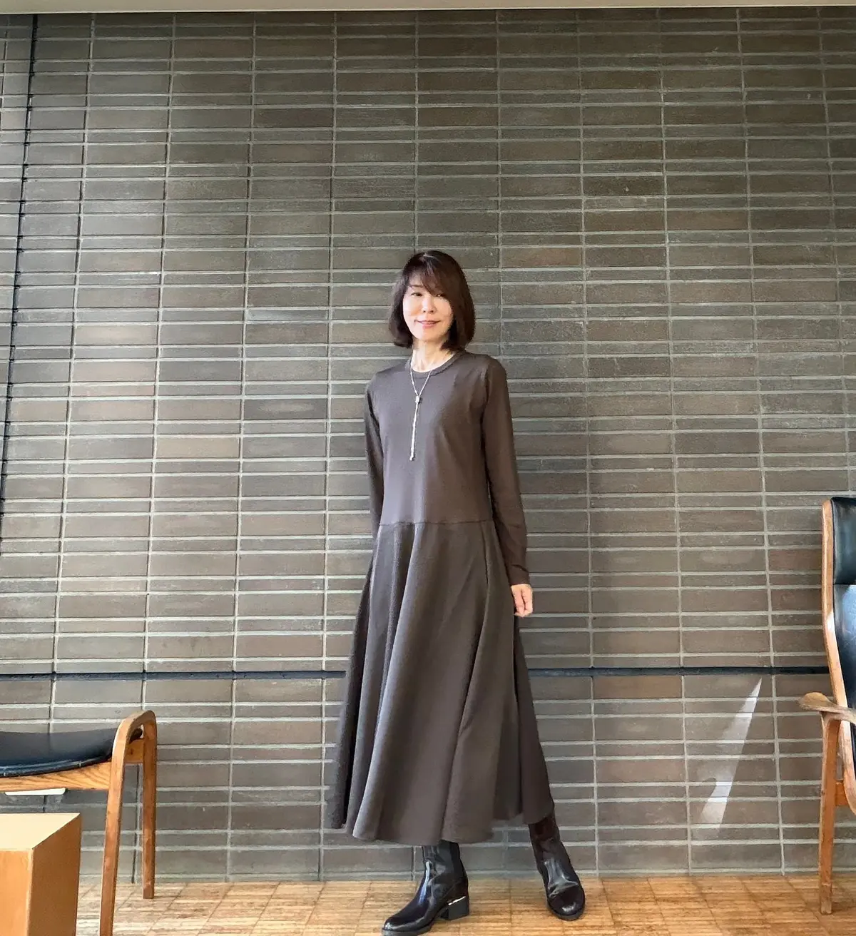 黒ワンピ　ユニクロ　UNIQLO サテンコンビネーションワンピース　ブーツコーデ　ワンピースコーデ　50代秋服　ユニクロ新作　ブラウンコーデ　秋ワンピ　ZARA