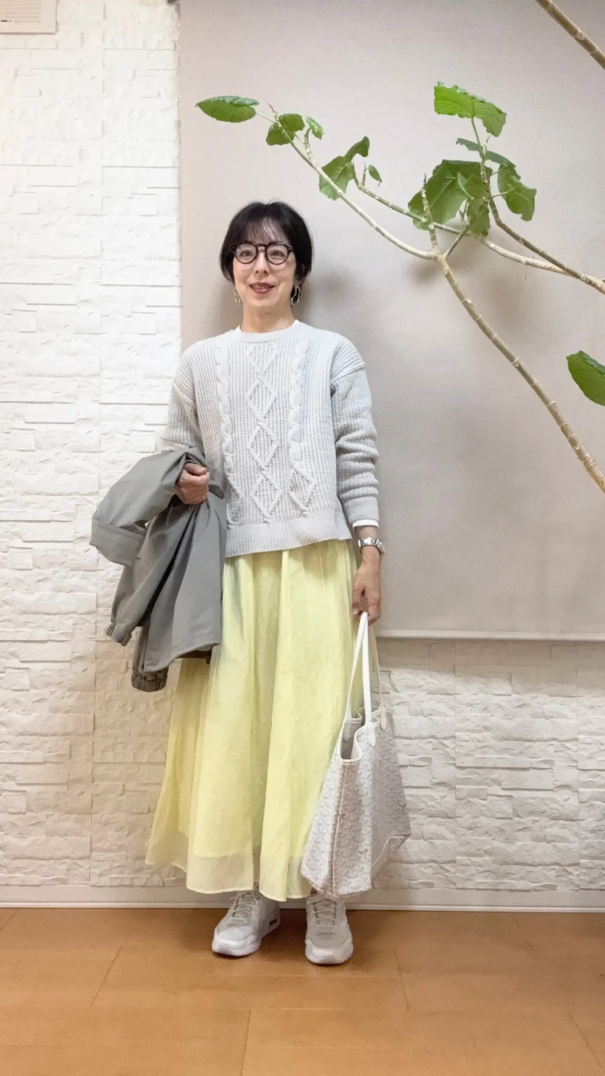 春を感じる、イエロースカートとグレーニッの画像_4