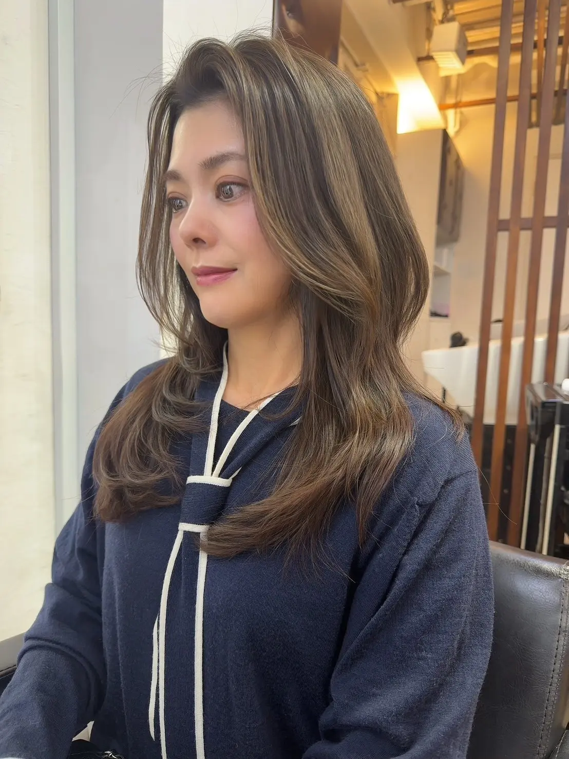 50代ロングヘア 脱白髪染め 白髪ぼかしカラー｜ツヤのあるロングレイヤースタイル