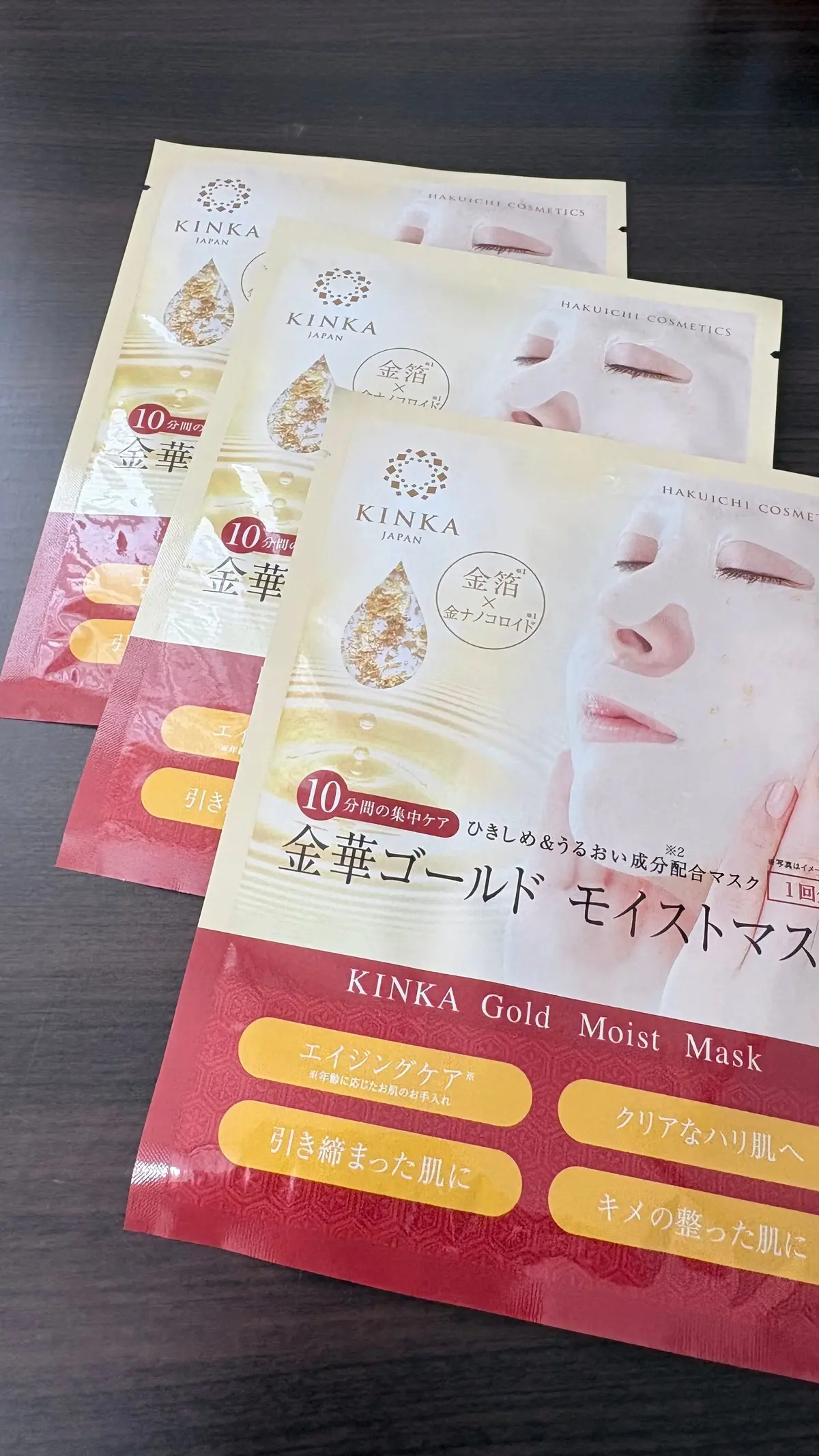 金箔をあしらったフェイスマスクのパッケージ。KINKA JAPANのロゴが目立ち、ゴールドとピンクを基調としたデザイン。3枚セットで、肌の悩みに合わせたイラストが描かれている。