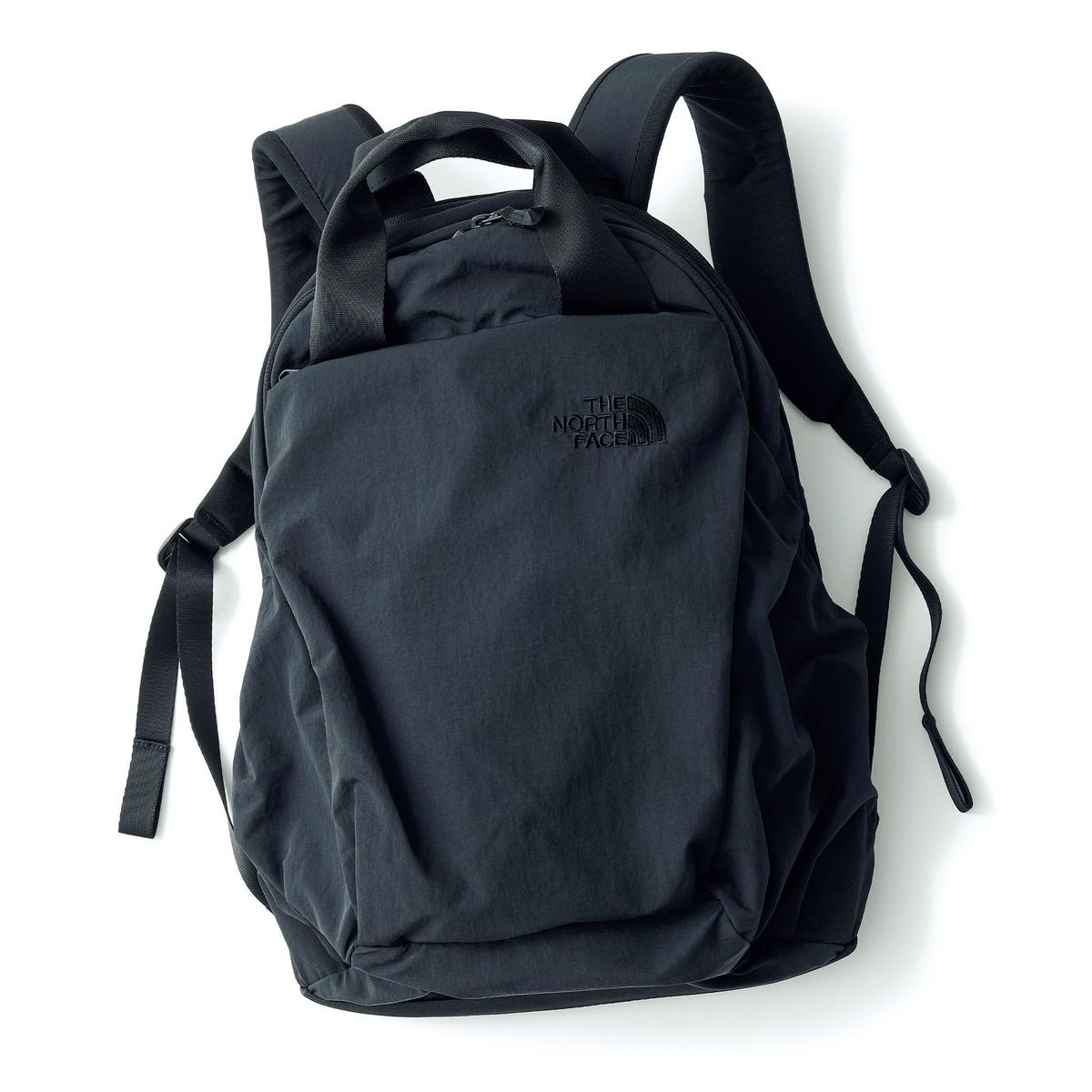黒色のThe North Faceのリュックサック。フロントにブランドロゴが配置され、トップに取っ手、両側にストラップが付いている。