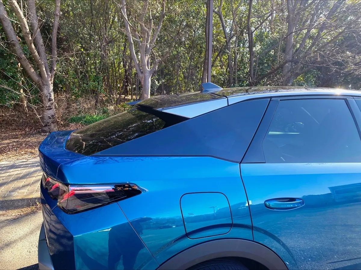 まるも亜希子さんが試乗するプジョー3008　プジョー3008のリア外観