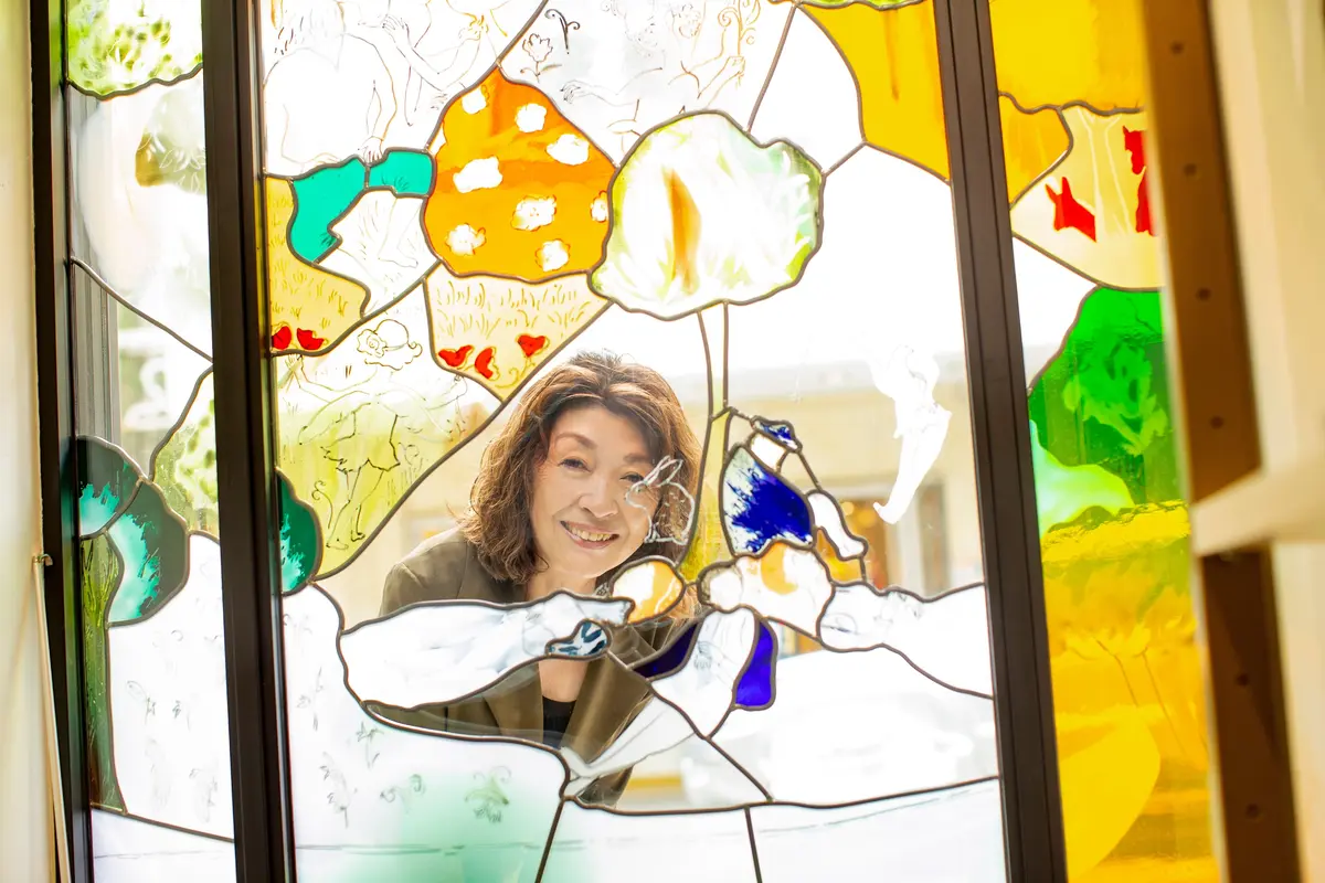 近澤レース店の外からお店をのぞく山本容子さん