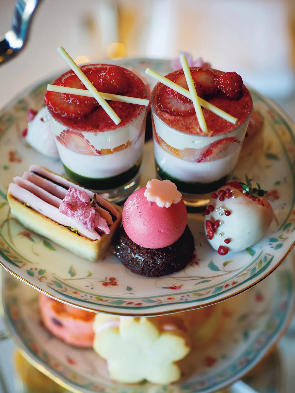 桜とイチゴの華やかなスイーツ