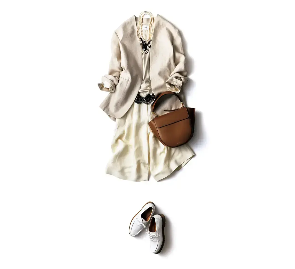 50代　春コーデ　まろやかなワントーンには、旬のアイテム選びでエッジを効かせる「軽やかカラー」をレイヤードする春コーデ　