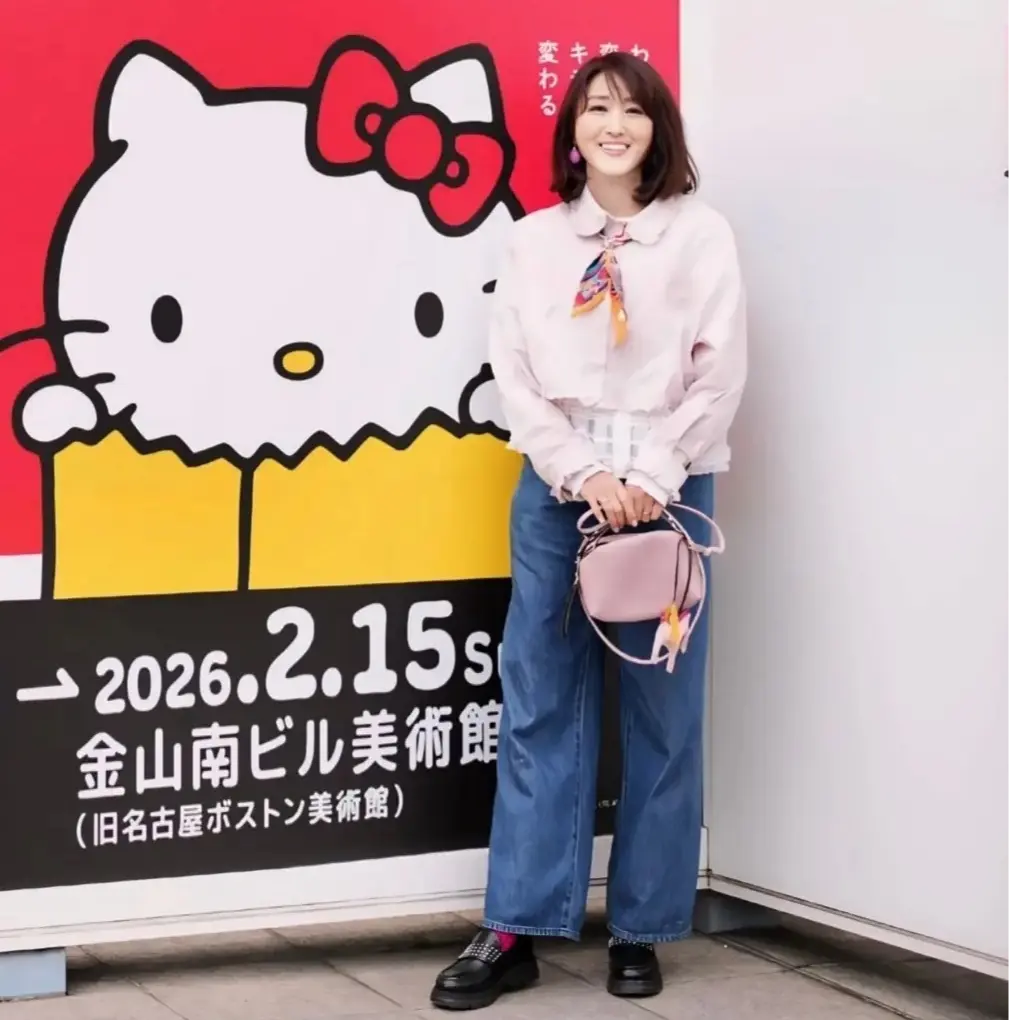 ドレープデニムタックパンツ　ユニクロ　ピンクのストライプシャツ