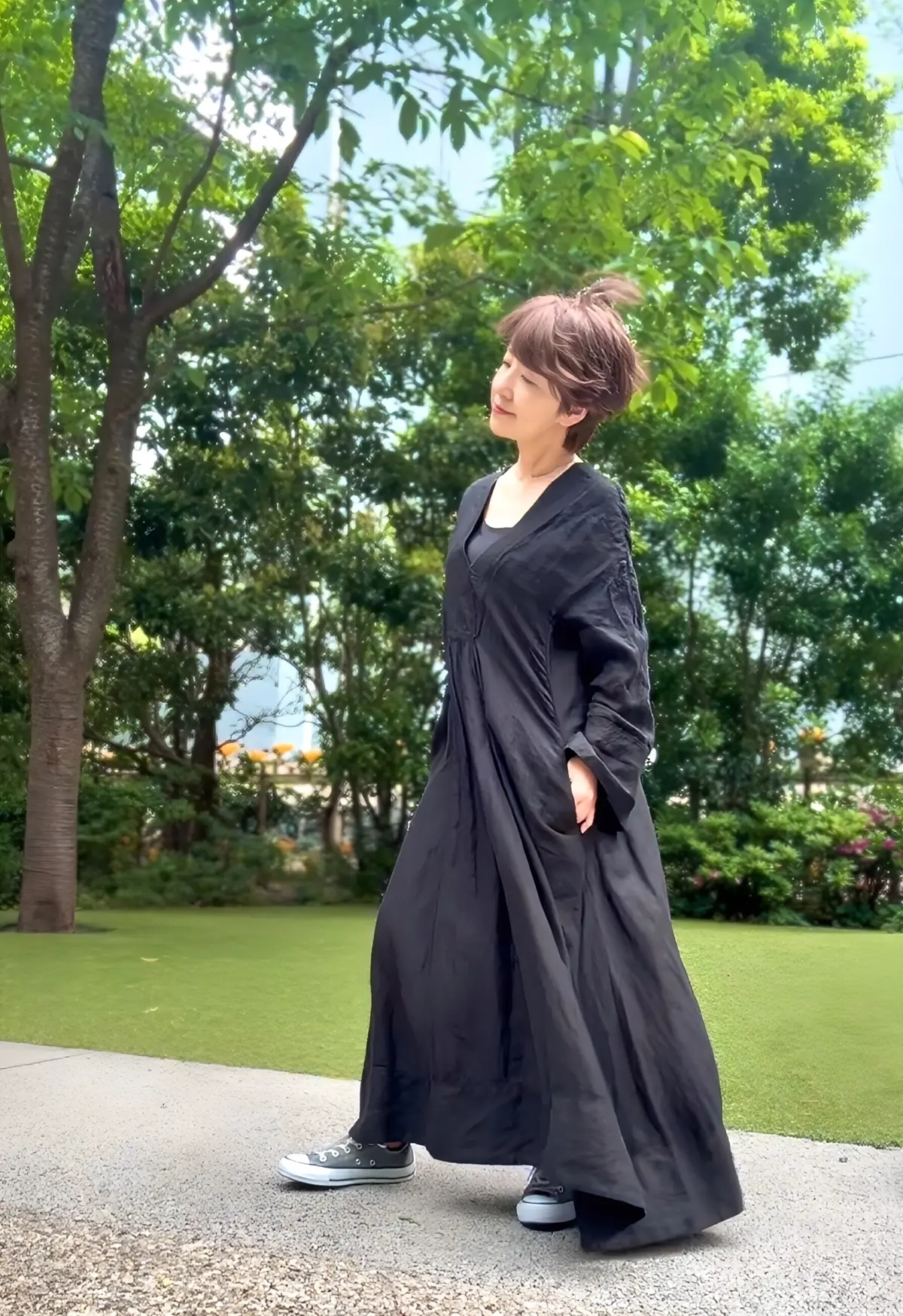 【新緑のエネルギーを纏う、大人の黒ワンピの画像_1