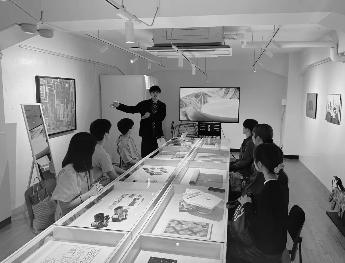 女性起業家　FUTURE FASHION INSTITUTE 株式会社 代表取締役 秋山和香奈さん（50歳）　仕事中の写真