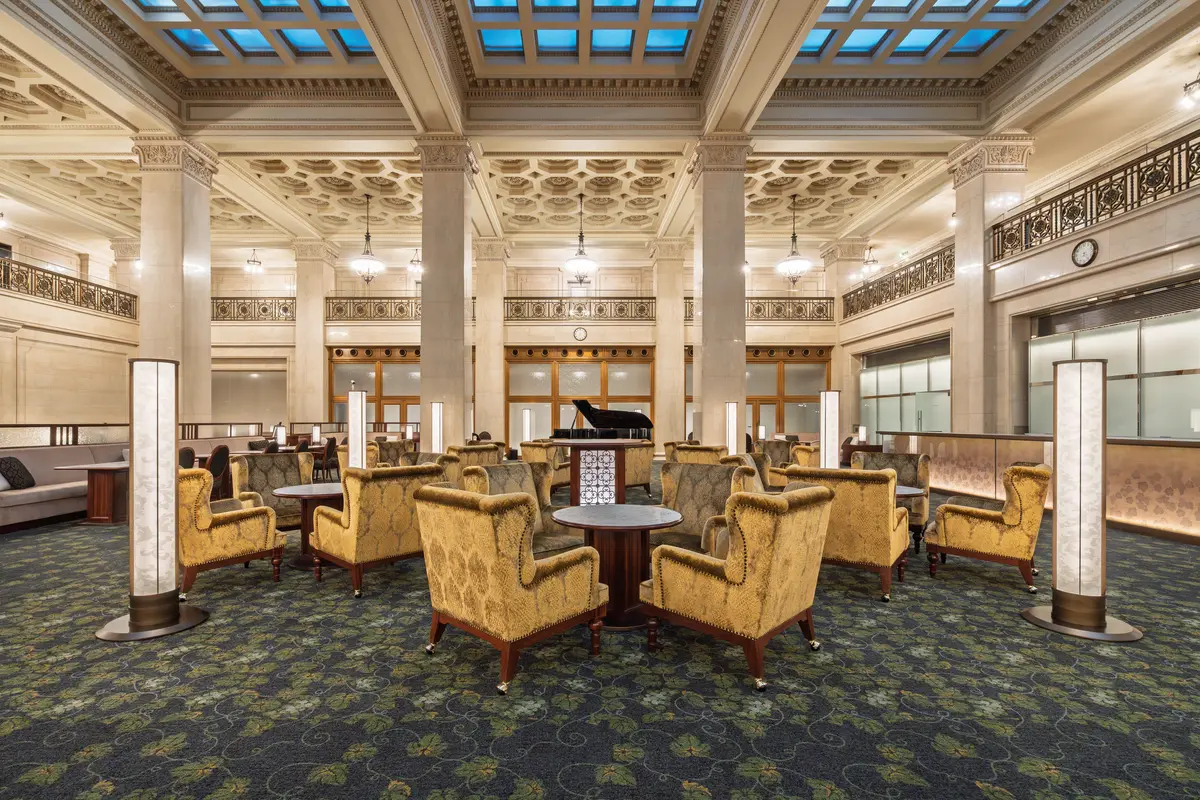 明治安田カフェ 丸の内　内観　 名建築カフェ