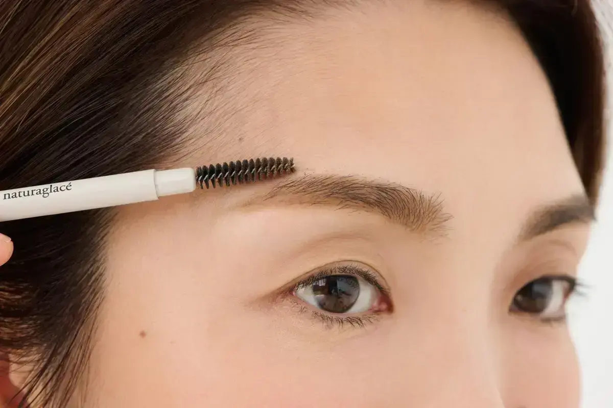 最後に、「プロセス１」でつけたガイドの点が目立っていたら、スクリューブラシ（アイブロウペンシルの後ろ側についているブラシを利用）や綿棒でオフ。