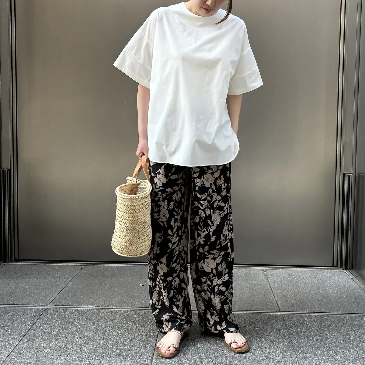 LE PHIL×eclat 【別注】ハーフスリーブブラウス ￥27,500を着用したスタッフ（170cm、骨格ウェーブ）