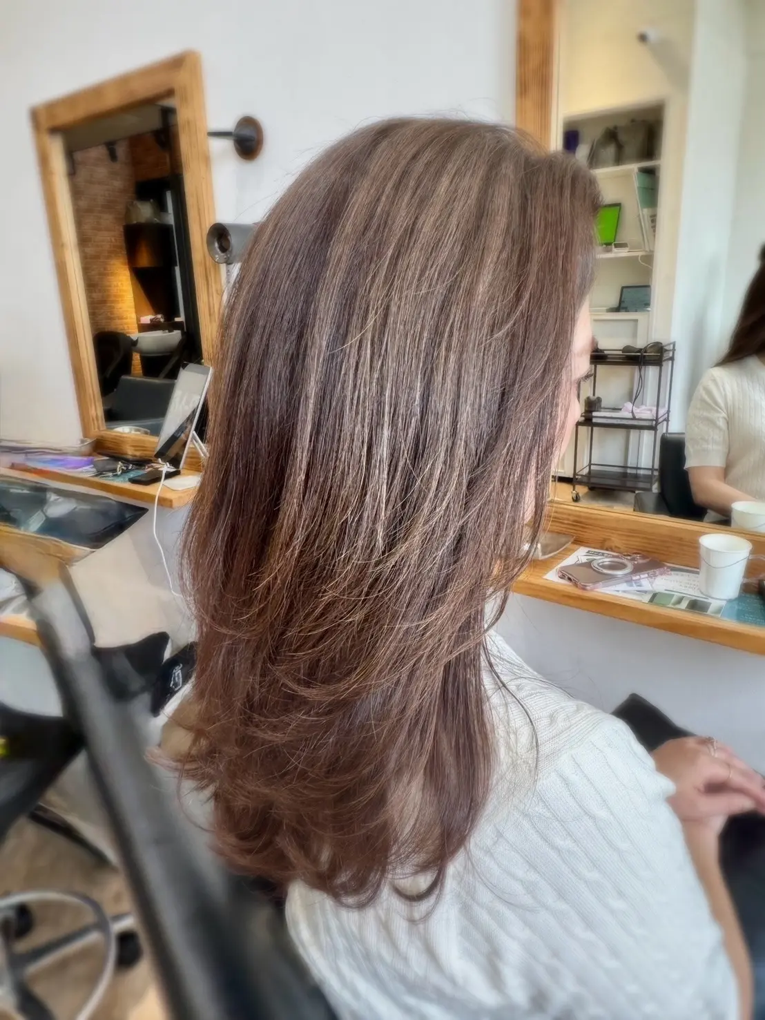 50代ロングヘアの白髪ぼかしレイヤースタイル。自然なハイライトのようになじむカラーと、夏に向けた軽やかなレイヤーカット。