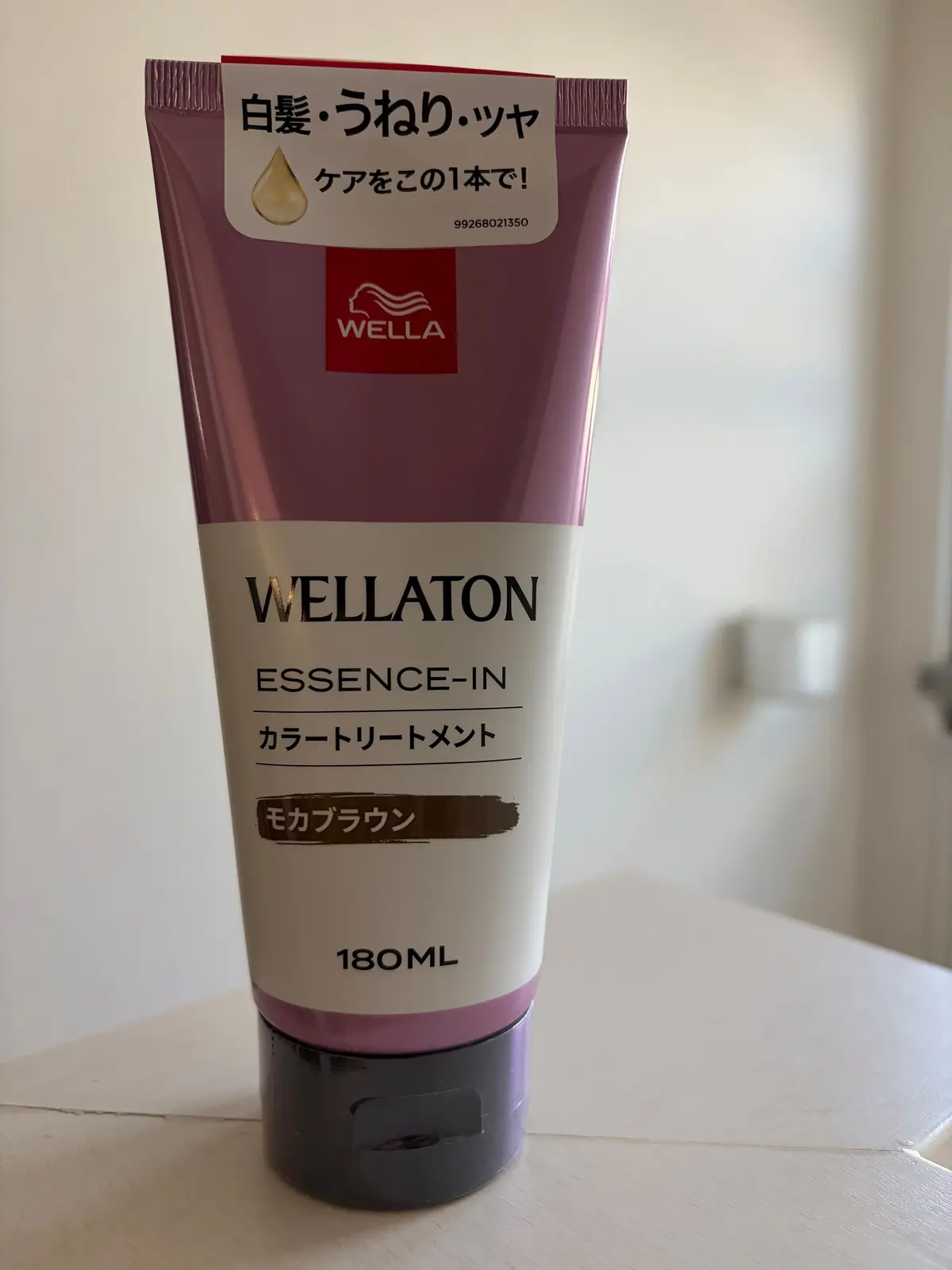 白いチューブ容器に入った、ウェラトーンエッセンスインカールトリートメントメント。モカブラウンの文字がラベルにあり、180mlの容量。前面中央にウェラ(WELLA)のロゴマーク。