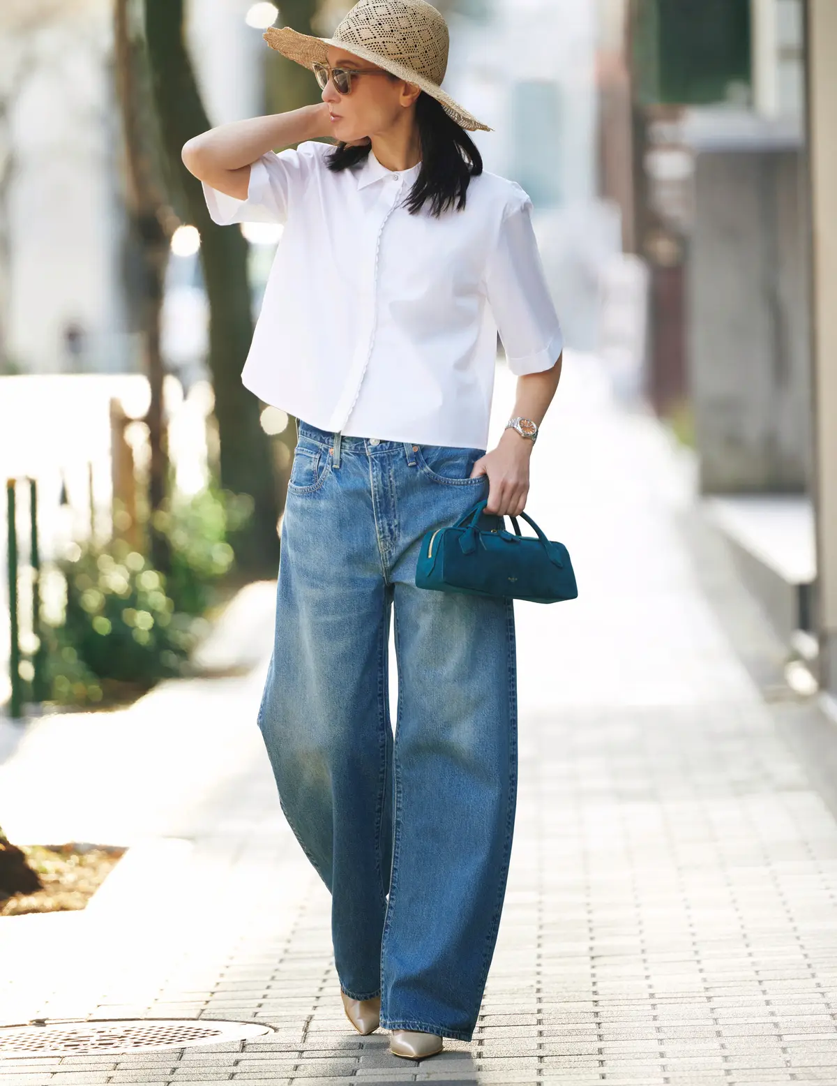 ショート丈シャツ×バレルデニム　大人のセンスはここに表れる「白シャツ×デニム」こそ、軽やかリッチに更新を！　