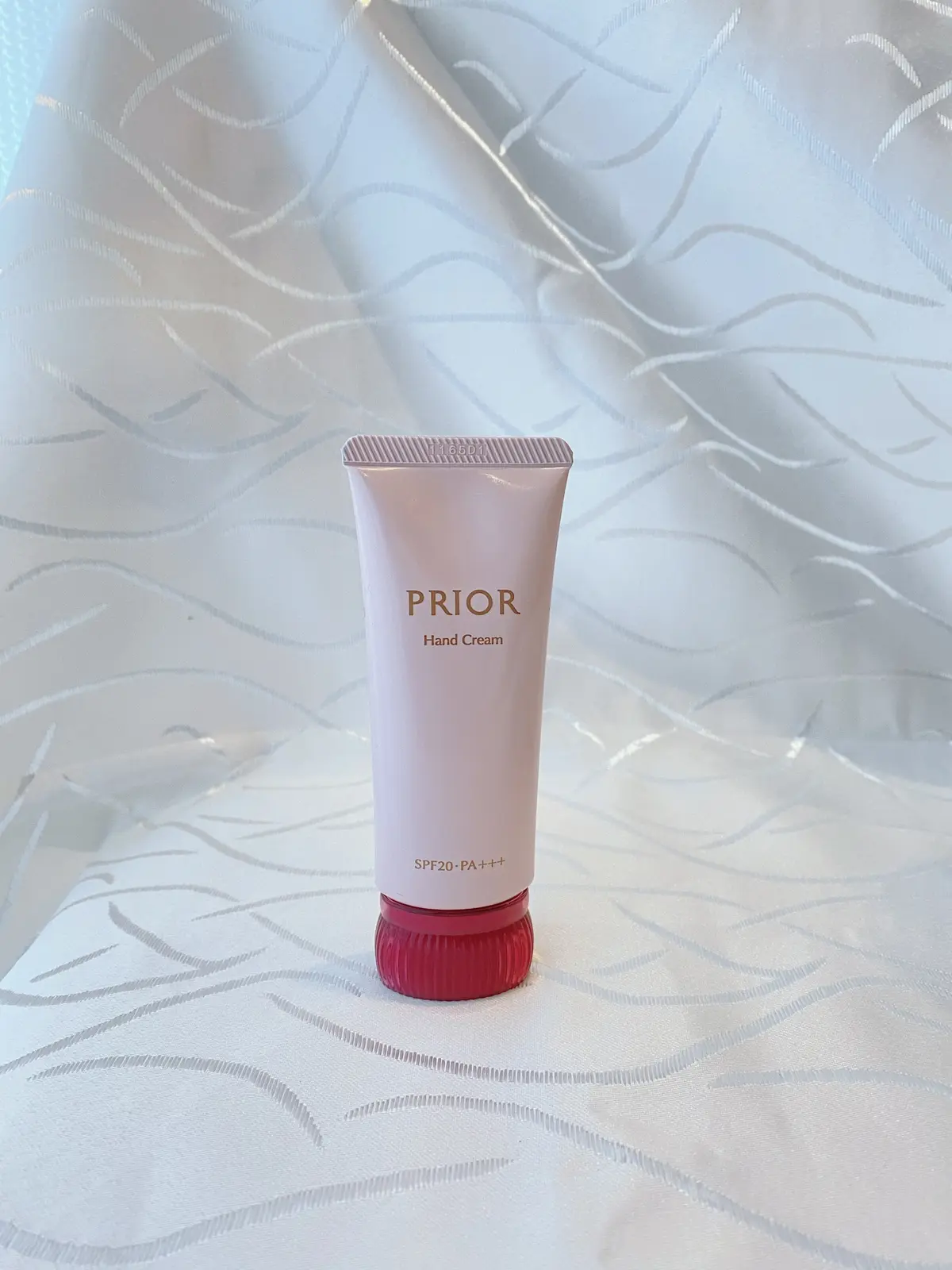 プリオールのおしろいハンドクリームのパッケージ。淡いピンク色のチューブにSPF20・PA+++表記。