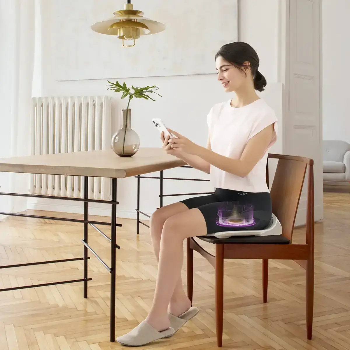 尿もれ対策にSIXPAD Perine Fit（シックスパッド ペリネフィット）で“ながら骨盤底筋トレーニング”　使用イメージ写真