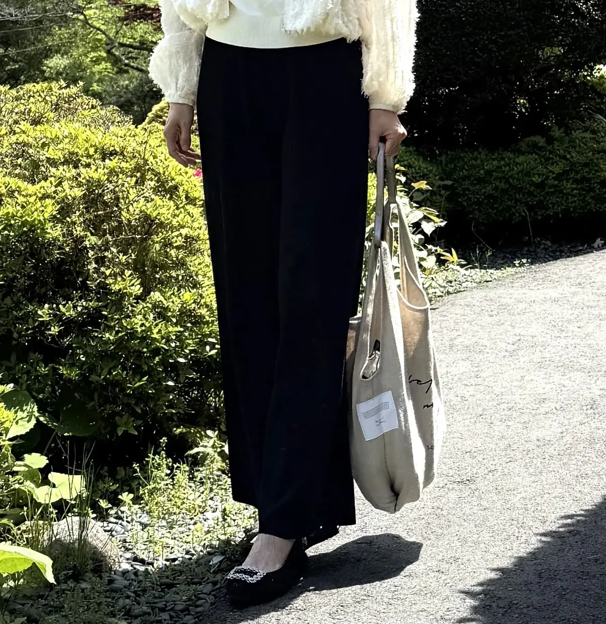 ニットパンツとエコバッグ