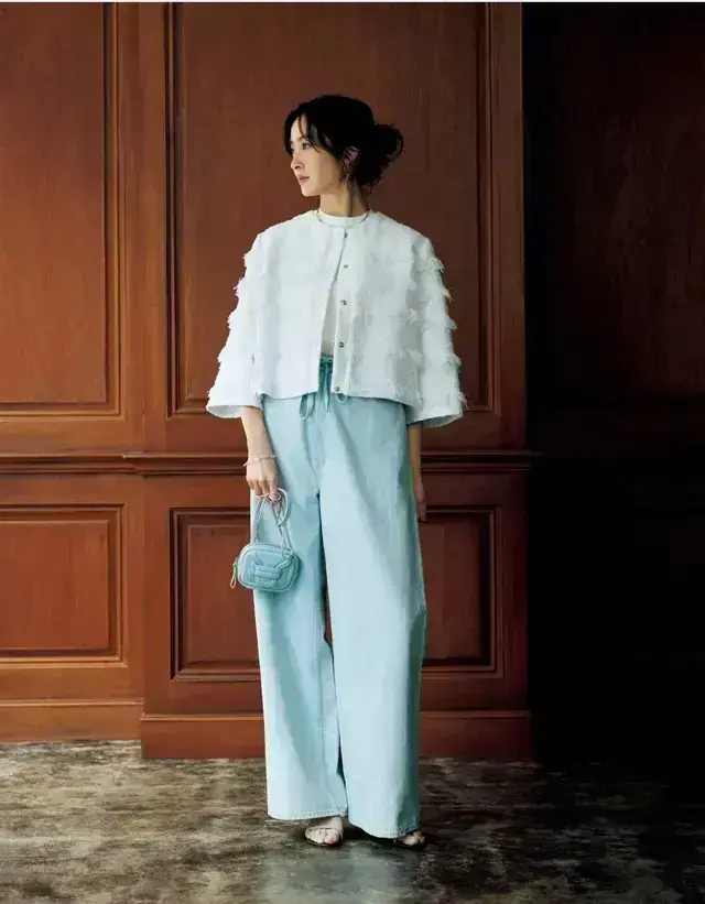 ライトブルーのデニムパンツで洗練カジュアルスタイルが完成